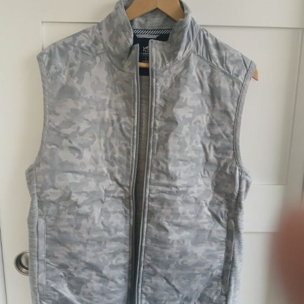 Men's Southern Tide  grey camo vest.